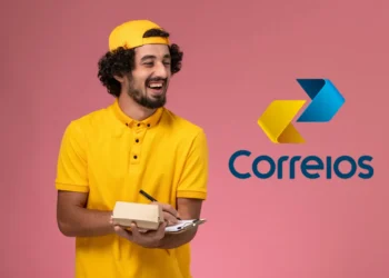 Homem sorrindo segurando uma caixa e uma agenda, simbolizando o concurso dos Correios.