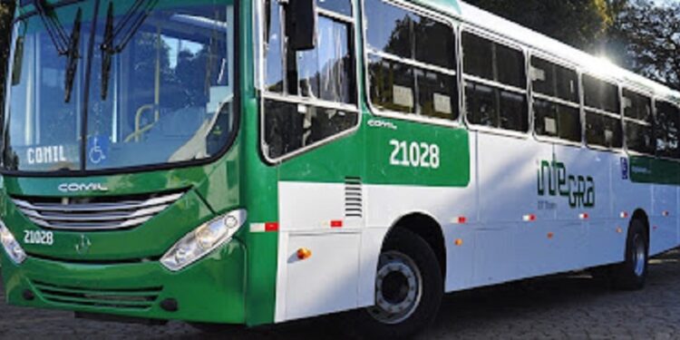 Ônibus de transporte público da concessionária Integra estacionado em Salvador.