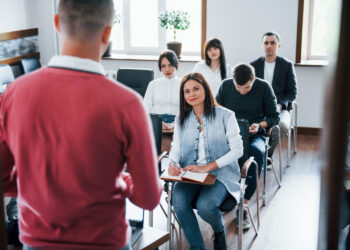 Jovens estudem para o concurso.
