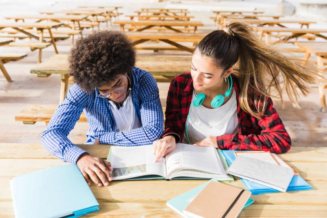 jovens estudantes focados no concurso