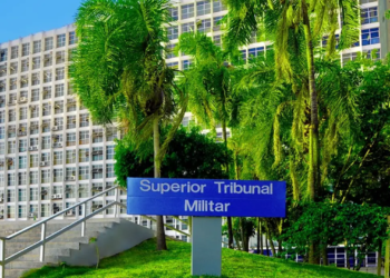 Fachada do Superior Tribunal Militar (STM) com o nome visível em destaque.