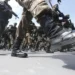 Imagem de soldados marchando durante uma apresentação militar, com destaque para os sapatos de couro preto.