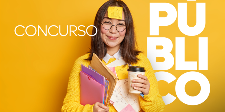 "Mulher sorrindo com papéis de estudos, destacando a preparação para concursos públicos no Sudeste