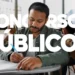 Homem estudando para concursos públicos, com foco no estudo e preparação.