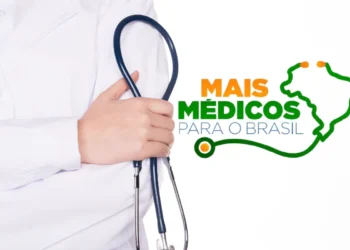 Profissional de saúde com estetoscópio ao lado do logo do Programa Mais Médicos para o Brasil.