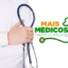 Profissional de saúde com estetoscópio ao lado do logo do Programa Mais Médicos para o Brasil.