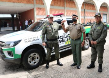 Policiais militares com carro da PM PI, relacionado ao concurso confirmado para 2025