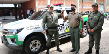 Policiais militares com carro da PM PI, relacionado ao concurso confirmado para 2025