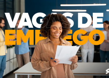 Oportunidades de emprego: mulher feliz segurando documento com vagas abertas, representando o mercado de trabalho.