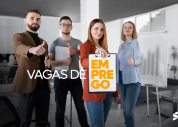 Quatro pessoas sorrindo com um cartaz escrito Vagas de Emprego, representando oportunidades na Ambev