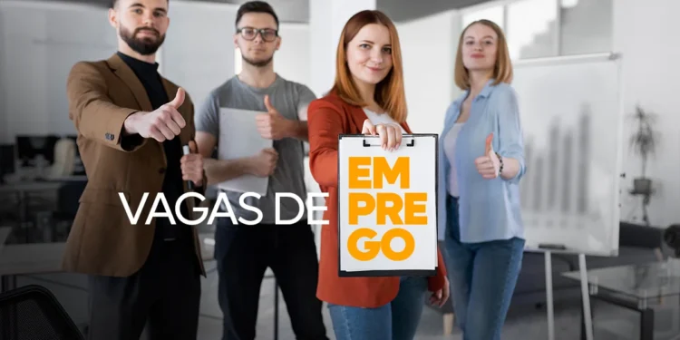 Quatro pessoas sorrindo com um cartaz escrito Vagas de Emprego, representando oportunidades na Ambev