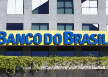 Fachada de uma agência do Banco do Brasil com letreiro azul e amarelo.