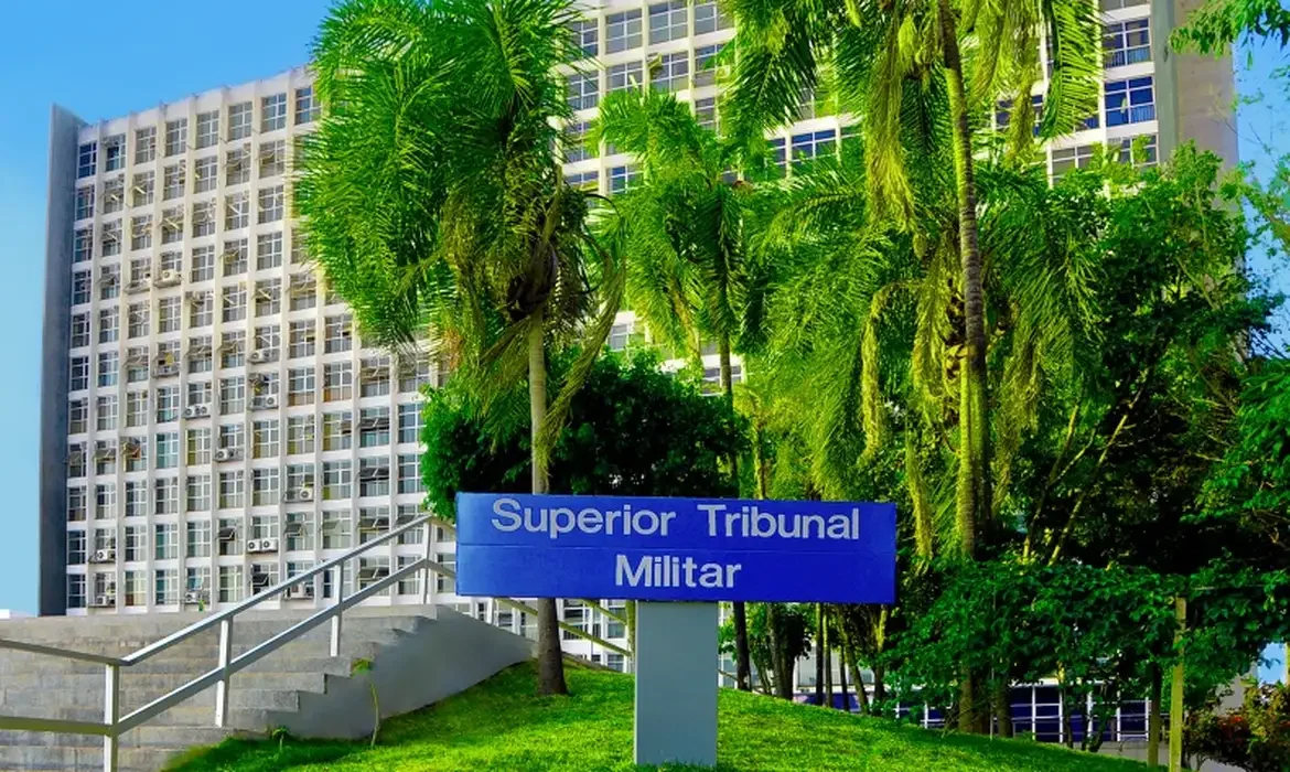 Fachada do Superior Tribunal Militar com árvores e escada em primeiro plano