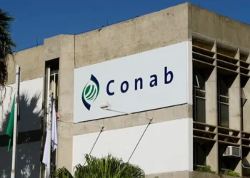 Fachada do edifício da Conab com o logo visível na parede.