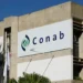 Fachada do edifício da Conab com o logo visível na parede.