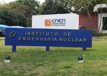 Fachada do Instituto de Engenharia Nuclear (IEN) com a placa da Comissão Nacional de Energia Nuclear (CNEN).