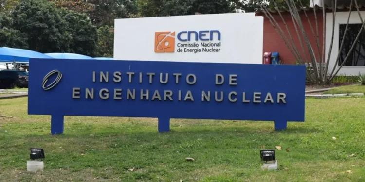 Fachada do Instituto de Engenharia Nuclear (IEN) com a placa da Comissão Nacional de Energia Nuclear (CNEN).