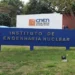 Fachada do Instituto de Engenharia Nuclear (IEN) com a placa da Comissão Nacional de Energia Nuclear (CNEN).