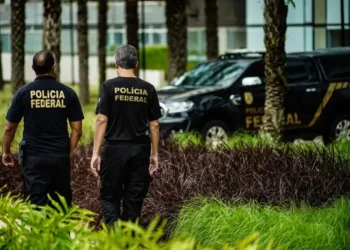 Policiais federais em ação, representando o concurso PF Administrativo 2025.