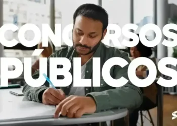 Pessoa estudando para concurso público, preparando-se para uma nova função nos Correios