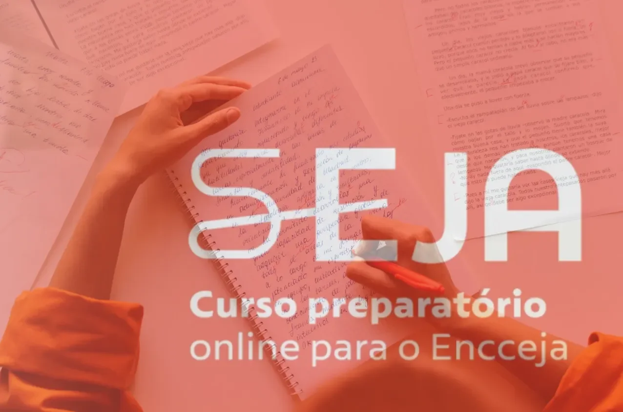 Pessoa estudando com caderno, escrevendo com caneta vermelha, com o logo SEJA de curso preparatório online para o Encceja.