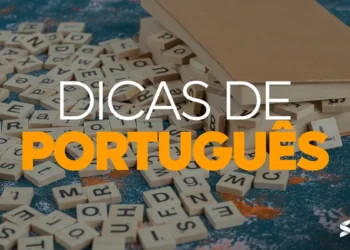 Jogo de peças de Scrabble com letras do alfabeto em cima de uma mesa, com o título 'Dicas de Português' em destaque."
