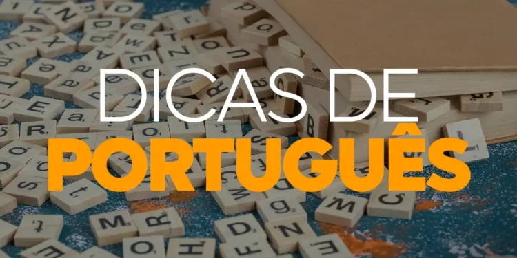 Jogo de peças de Scrabble com letras do alfabeto em cima de uma mesa, com o título 'Dicas de Português' em destaque."