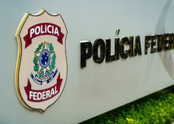 Placa com brasão e nome da Polícia Federal em destaque.