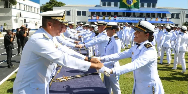 Cerimônia de formatura de oficiais da Marinha do Brasil, com entrega de espadas