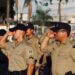 Grupo de policiais militares do Tocantins fardados realizando saudação militar durante treinamento.