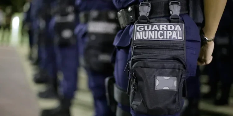 Guardas Municipais em treinamento, com uniformes e equipamentos.