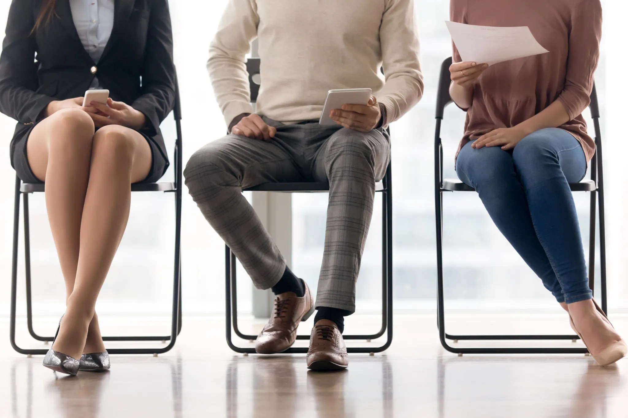 Pessoas aguardando para uma entrevista de emprego durante o mutirão de emprego Verdemar.