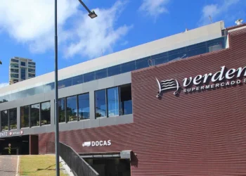 Fachada do supermercado Verdemar com sinalização de estacionamento e entrada.