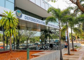 jovens estudando para o concurso, estudem.