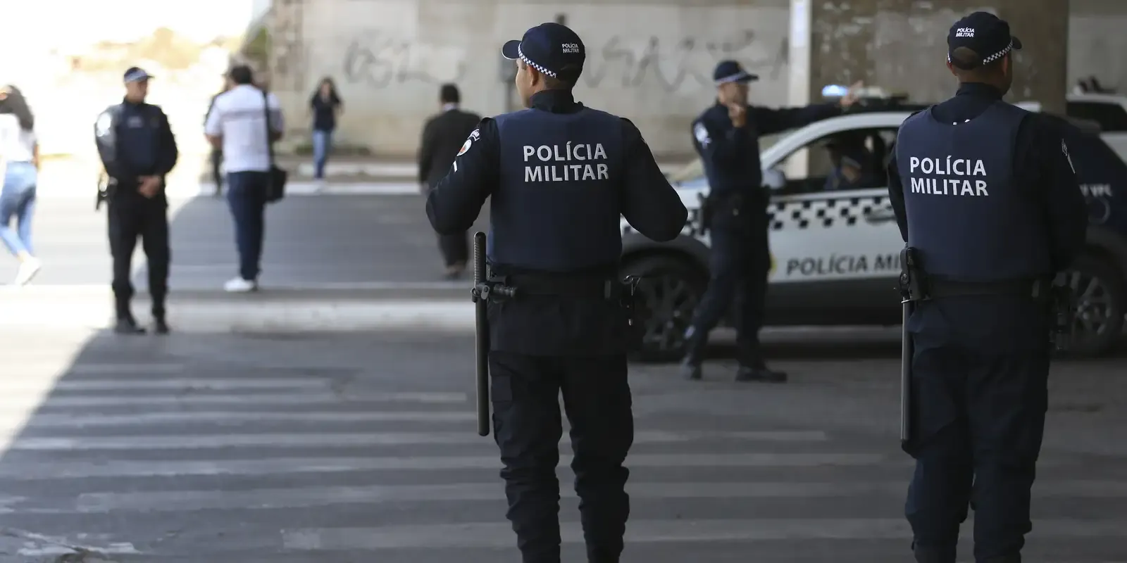 Policiais militares em patrulha nas ruas.