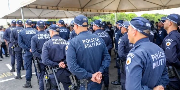 Policiais militares em formação para treinamento.