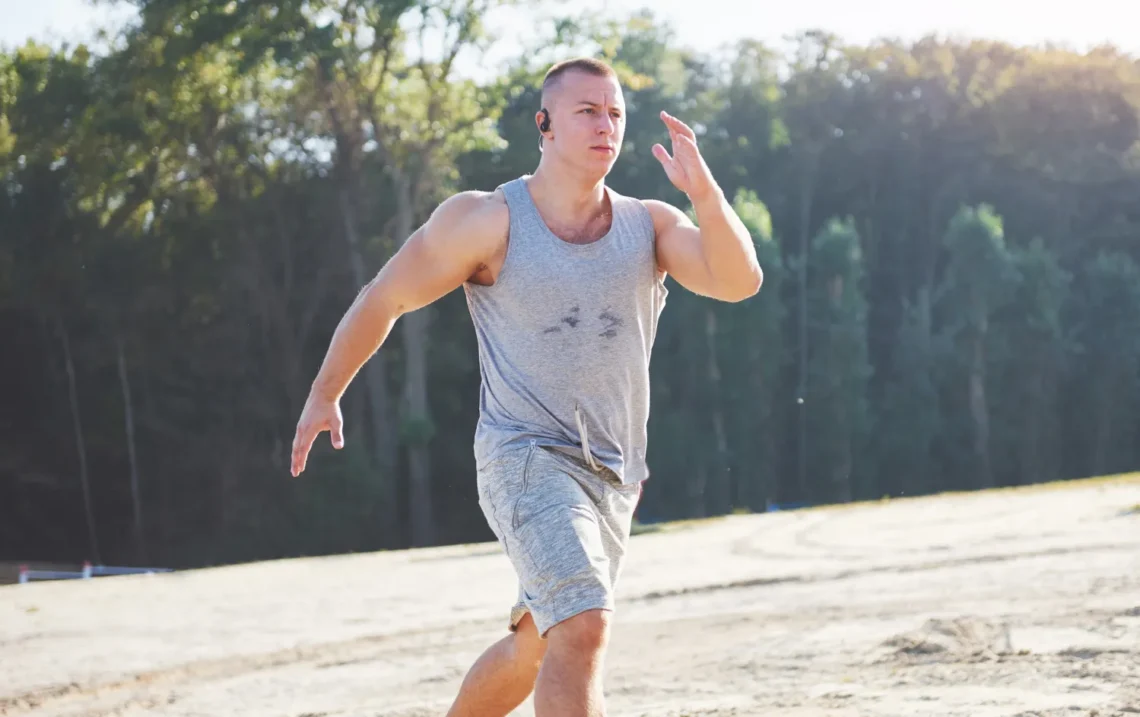 Candidato treinando corrida ao ar livre para teste físico da Aeronáutica