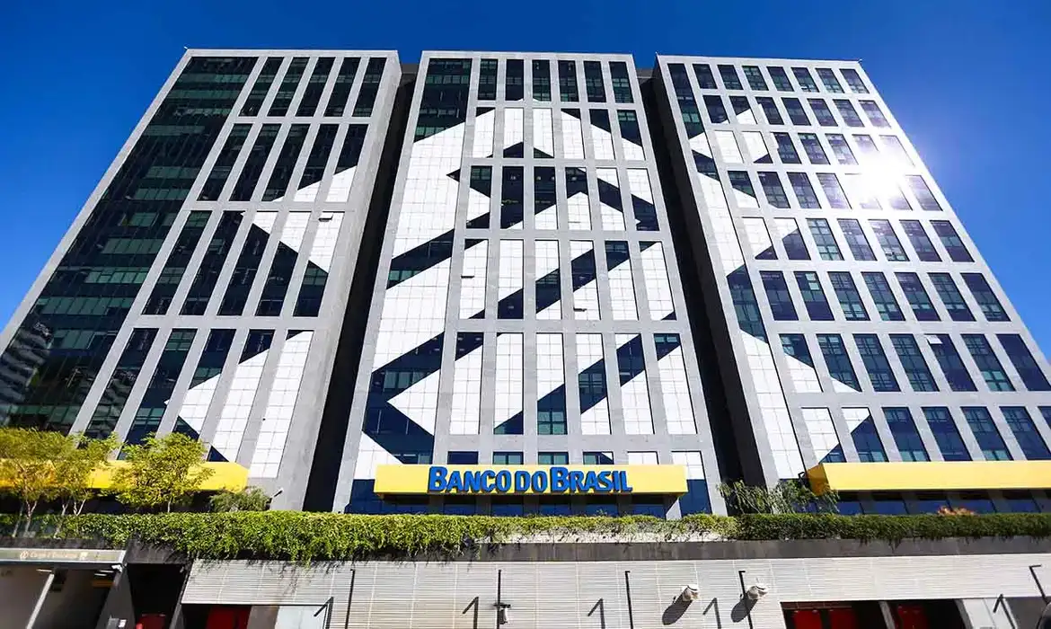 Prédio-sede do Banco do Brasil com fachada espelhada e logotipo em destaque.