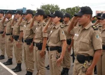 Policiais militares do Tocantins prestando continência em uma cerimônia oficial.
