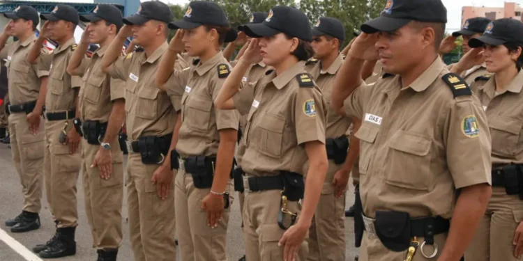 Policiais militares do Tocantins prestando continência em uma cerimônia oficial.