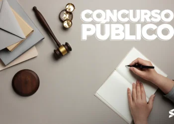 Pessoa preenchendo formulário para concurso público com destaque para a inscrição.