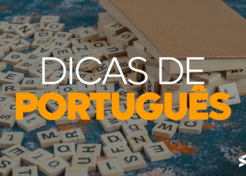 Peças de madeira com letras e livros representam o aprendizado do português