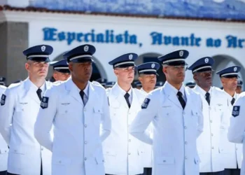 Militares em formação durante cerimônia da Força Aérea Brasileira, destacando o espírito de disciplina e união.
