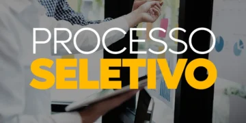 Equipe analisando gráficos e planejamento de processo seletivo.