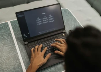 Pessoa usando o ChatGPT no laptop para aprender inglês de forma prática e interativa.