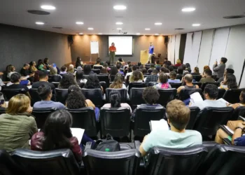 Estudantes concentrados em sala durante aulão preparatório para concurso.