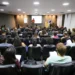 Estudantes concentrados em sala durante aulão preparatório para concurso.