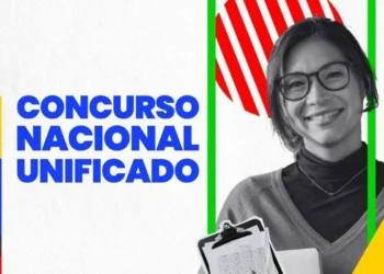 Mulher sorridente segurando prancheta com o título Concurso Nacional Unificado em destaque.