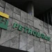Logo da Petrobras em frente ao prédio corporativo, mostrando o nome e a marca da empresa.