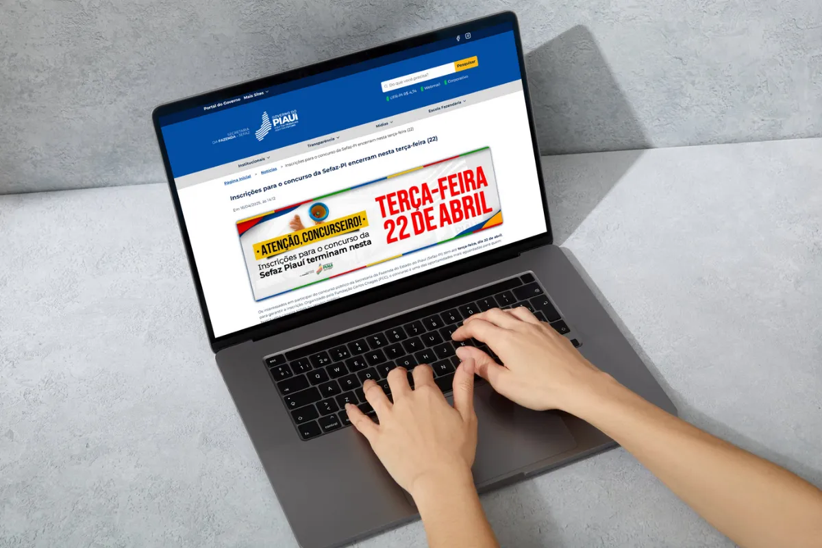 Pessoa digitando no laptop com a página do concurso SEFAZ-PI aberta.